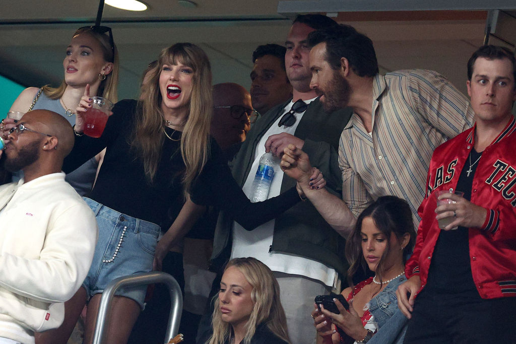 Kansas City Chiefs v New York Jets Taylor Swift and Ryan Reynolds