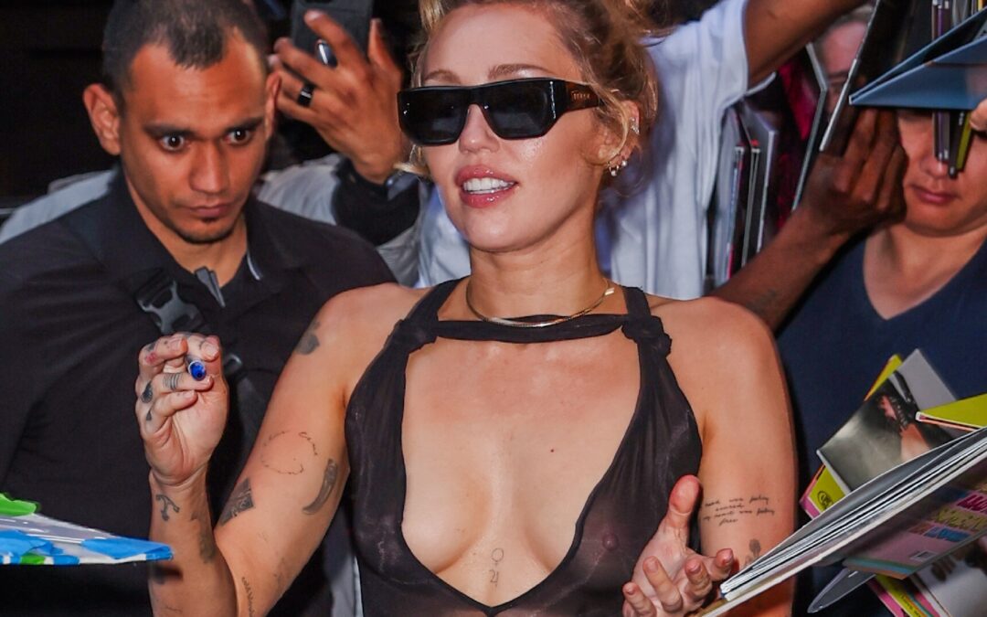 Miley Cyrus shockingly heckled for by own fans for ‘toxic’ reason