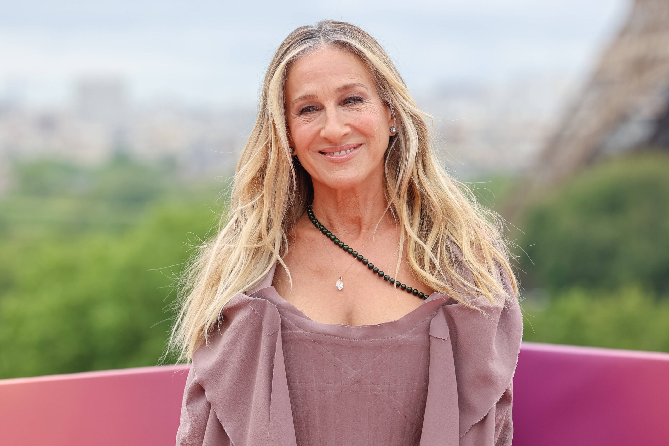 Premiere du film 'And just like that that...' devant la tour Eiffel Jennifer Aniston